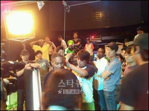 와이어에 매달려 영화 촬영 중인 B2K의 멤버 제이-부그(J-Boog) ⓒ머니투데이 스타뉴스 