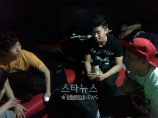사진을 찍자는 말에 친구들과 카드놀이를 하는 것처럼 연출 중인 재범 ⓒ머니투데이 스타뉴스