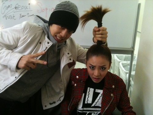 세븐(왼쪽)과 산다라박 ⓒ사진출처=2NE1 미투데이 