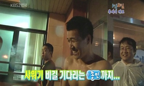 문제의 흡연장면. 은지원이 담배를 핀 뒤 연기를 내뿜는 모습이 보인다 <사진='1박2일' 화면캡처>