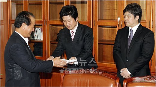 정갑윤 국회윤리특별위원회 위원장에게 공개서한을 전달하는 성세정 한국아나운서연합회 회장 ⓒ이동훈 기자