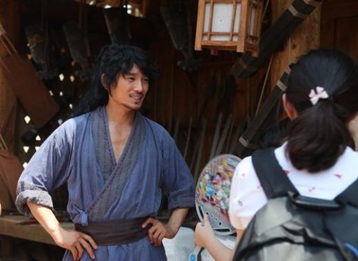 ↑MBC '김수로' 촬영장에서 팬들과 만난 지성 ⓒMBC 제공