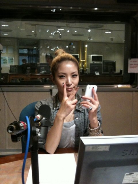 SBS 파워FM '김희철의 영스트리트'에 출연한 보아 <사진출처=김희철 트위터>