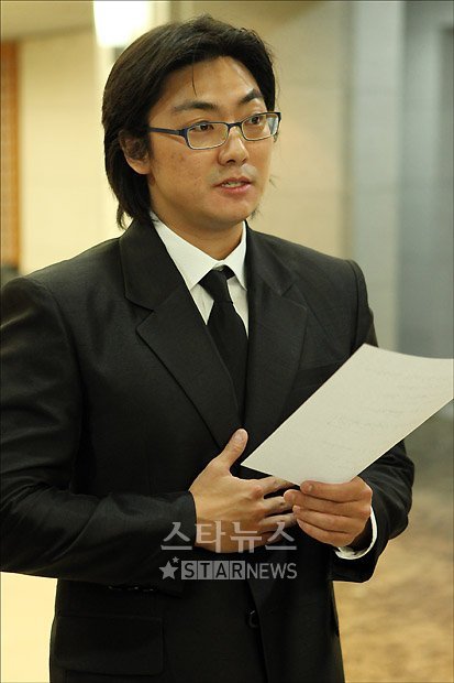 12일 오후 故앙드레김의 빈소가 마련된 서울대병원 장례식장에서 브리핑을 하고 있는 고인의 아들 ⓒ사진=임성균 기자