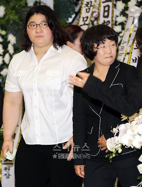 14일 오후 고 앙드레김의 빈소를 찾은 역도선수 장미란(왼쪽)과 프로골퍼 신지애 ⓒ홍봉진 기자