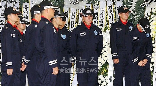 14일 오후 공군 조종사들이 고 앙드레김의 빈소를 찾아 조문하고 있다 ⓒ홍봉진 기자