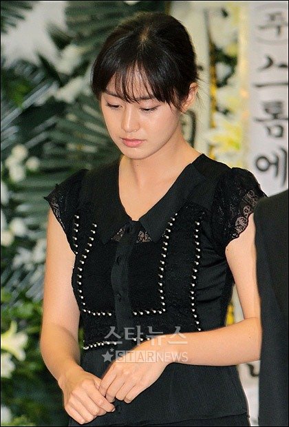 배우 김태희가 13일 밤 고 앙드레김의 빈소에서 침통한 표정으로 나서고 있다 ⓒ이동훈 기자