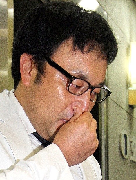 개그맨 이혁재가 14일 오후 고 앙드레김의 빈소를 조문한 뒤 눈물로 심경을 밝히고 있다 ⓒ홍봉진 기자