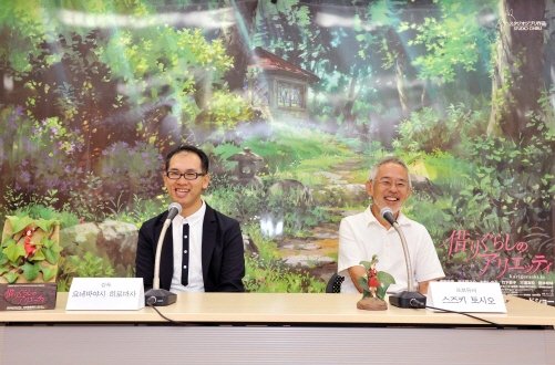 ⓒ20일 도쿄 지브리 스튜디오에서 열린 \'마루 밑 아리에티\'의 요네바야시 히로마사 감독과 스즈키 토시오 프로듀서가 국내 취재진과 기자회견에서 환하게 웃고 있다.