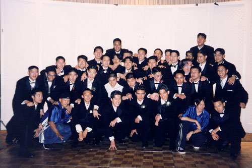 "1999년 스탠포드 램다 동아리 단체 사진. 우측 하단이 댄(타블로)임"이라고 적고 있다. <br /><br />

