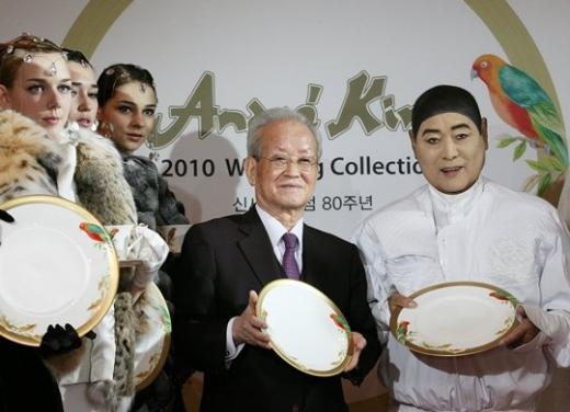 생전 고 앙드레김(오른쪽)과 한국도자기 김동수 회장(가운데) <사진제공=한국도자기>