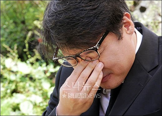 영화배우 故 장진영 사망 1주기인 1일 오전 경기도 분당 스카이캐슬 추모공원을 찾은 남편 김영균씨가 추모식 중 눈물을 흘리고 있다. ⓒ이동훈 기자