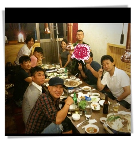 가수 이정과 소속사 동료들.