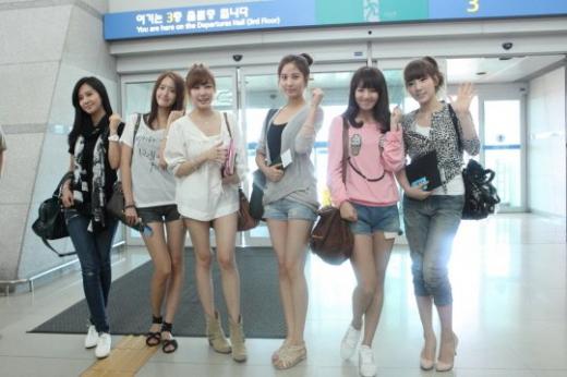 미국 LA로 가기 위해 인천공항에 도착한 소녀시대의 유리 윤아 티파니 서현 효연 태연(왼쪽부터) <사진제공=SM엔터테인먼트>