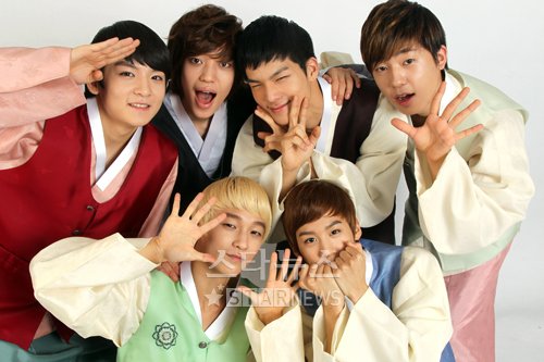 그룹 틴탑. 리키, 니엘, 캡, 창조, 천지, 엘조(왼쪽 위 시계방향으로) ⓒ임성균 기자 tjdrbs23@ (한복협찬=한복디자이너 박술녀)