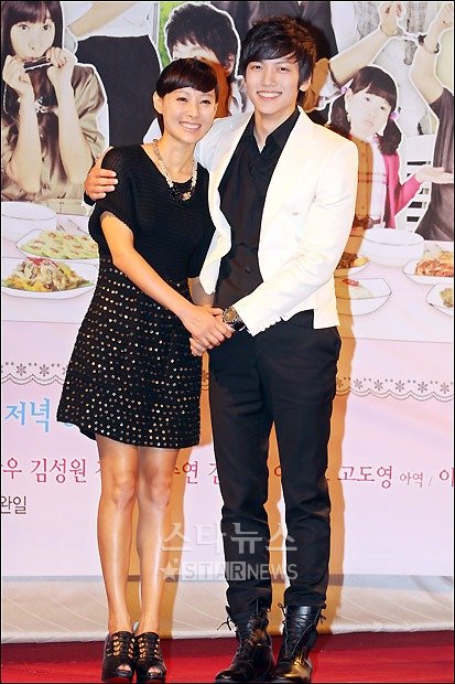 '웃어라 동해야'에 모자지간으로 출연하는 지창욱(오른쪽)과 도지원 ⓒ홍봉진 기자