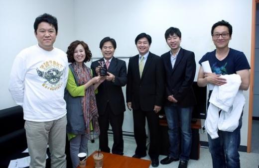 <사진=박미선이 지난달 30일 MBC '세바퀴' 녹화에 앞서 2010 우리말 지킴이 나무상 수상을 하고 있다, MBC제공>