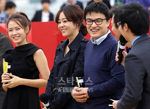 배우 박중훈이 손예진 김윤진과 8일 오후 부산 해운대 피프빌리지에서 열린 '굿 다운로더 캠페인' 1주년 기념행사에 참석해 진행을 맡은 개그맨 황현희를 바라보며 환하게 웃고 있다.  홍봉진 기자