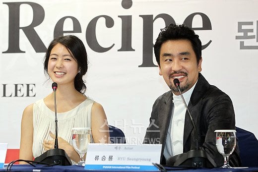 배우 이요원, 류승룡이 9일 오후 부산 해운대 그랜드호텔 스카이홀서 열린 갈라 프리젠테이션 영화 '된장' 기자회견에 참석해 환하게 웃고 있다. 홍봉진 기자.