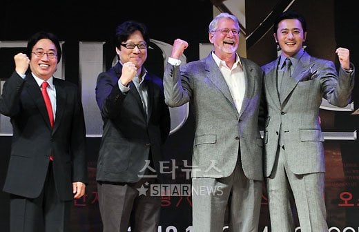 이주익 프로듀서, 이승무 감독, 배리 오스븐 제작자, 배우 장동건(사진 왼쪽부터)이 9일 오후 부산 해운대 그랜드호텔 컨벤션 홀서 열린 영화 '워리어스웨이' 제작보고회에 참석해 파이팅을 외치고 있다.