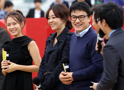배우 손예진, 김윤진, 박중훈이 8일 오후 부산 해운대 피프빌리지에서 열린 '굿 다운로더 캠페인' 1주년 기념행사에 참석해 진행을 맡은 개그맨 황현희를 바라보며 환하게 웃고 있다.  홍봉진 기자