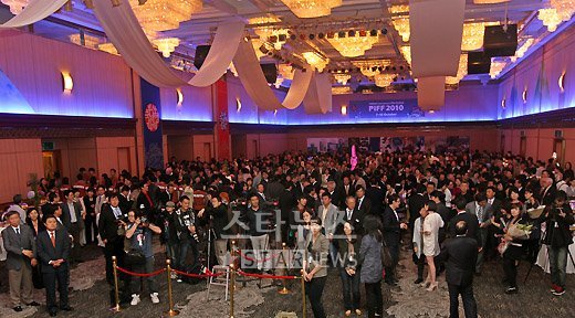 김동호 부산영화제집행위원장의 송별파티에 모인 영화인들 ⓒ부산=홍봉진 기자 honggga@