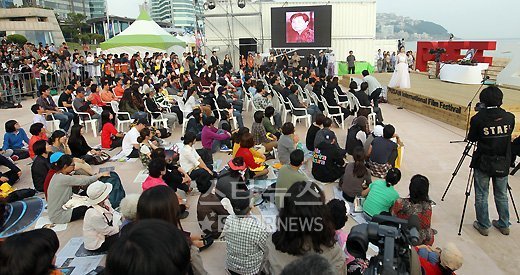 제15회 부산국제영화제에서 열린 고 곽지균 감독 추모식에 참석한 관객들 ⓒ부산=홍봉진 기자 honggga@