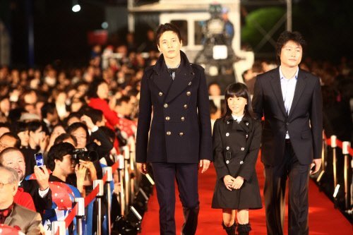 '아저씨'의 원빈, 김새론, 이정범 감독이 제15회 부산국제영화제 개막식 레드카펫을 밟고있다 <사진제공=부산국제영화제>