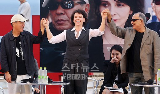 줄리엣 비노쉬가 허우 샤오시엔(왼쪽), 압바스 키아로스타미 감독(오른쪽)과 함께 관객들의 호응에 화답하고 있다 ⓒ부산=홍봉진 기자 honggga@