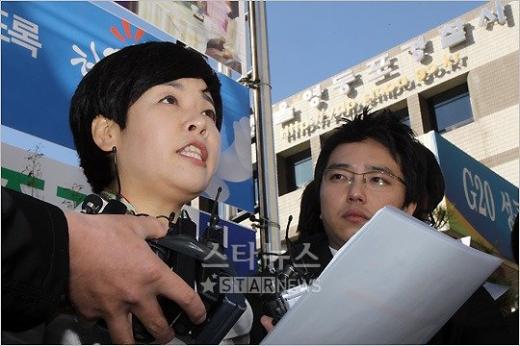 김미화가 26일 오전 서울 영등포경찰서 앞에서 기자회견을 하고 있다 ⓒ사진=임성균 기자