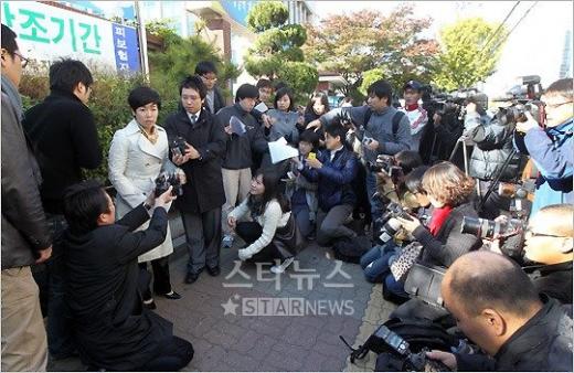김미화가 26일 오전 서울 영등포경찰서 정문 앞에서 기자회견을 갖고 있다 ⓒ사진=임성균 기자