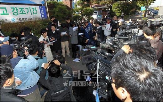 김미화가 26일 오전 서울 영등포경찰서 정문 앞에서 기자회견을 갖고 있다 ⓒ사진=임성균 기자