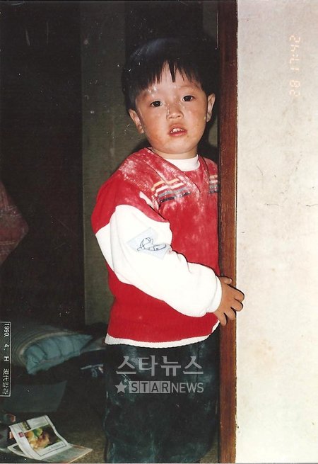 슈프림팀 이센스 어린 시절 사진