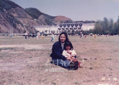 1986년 4월 어머니와 함께 봄소풍을 간 4살 조윤희. 조윤희의 어머니는 올리비아 핫세와 닮은꼴 외모로 '모전여전' 미모를 과시했다. <사진제공=NOA엔터테인먼트>