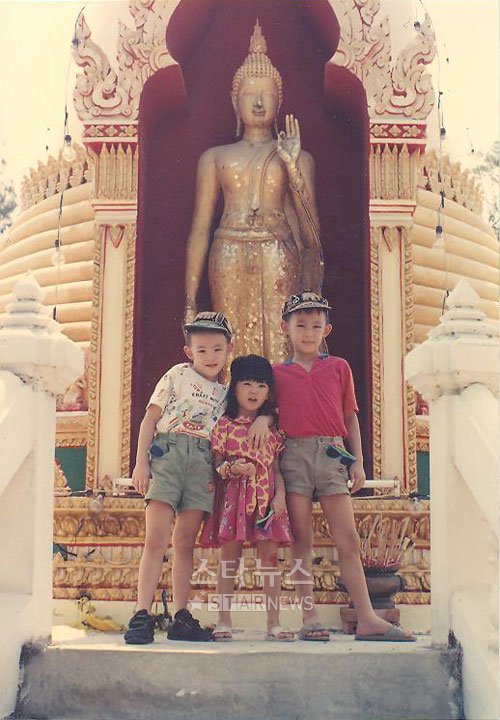 2PM 닉쿤과 여동생 야닌, 형 니찬의 어린시절 사진.ⓒ머니투데이 스타뉴스