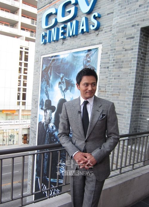 16일(현지시간) 미국 LA CGV에서 외벽에 설치된 '워리어스 웨이'의 대형 포스터를 확인한 장동건이 흐뭇한 표정을 짓고 있다. 말쑥한 수트 차림이 돋보인다. <사진제공=앤드류 최>