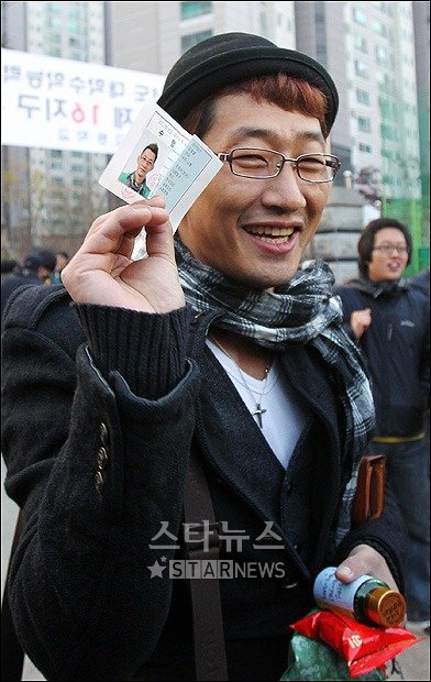 김창렬이 18일 오전 수험장에 들어 가기 앞서 수험표를 들고 파이팅을 외치고 있다 ⓒ사진=양동욱 인턴기자