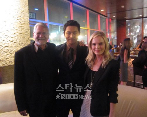 장동건이 미국 LA에서 할리우드외신기자협회와 기자회견을 가진 뒤 '워리어스 웨이' 제작자 배리 오스본,(왼쪽)과 케이트 보스워스와 다정하게 사진을 찍었다. <사진제공=LA 통신원 앤드류 최>