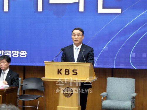 김인규 KBS 사장이 22일 오전 수신료 인상 관련 기자회견을 하고 있다 <사진=문완식 기자>