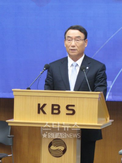 김인규 KBS 사장이 22일 오전 기자회견을 하고 있다 <사진=문완식 기자>