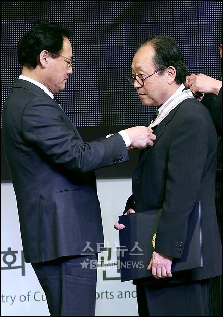 2010 대한민국 대중문화예술상 보관문화훈장을 수상한 신구 ⓒ사진=이명근 기자