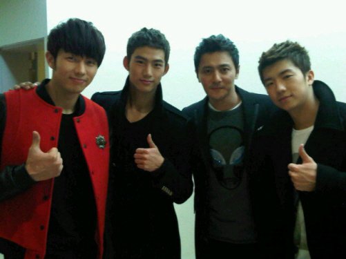 2PM의 멤버 택연(왼쪽에서 두번째)이 2AM멤버 슬옹(맨 왼쪽), 2PM 우영과 함께 장동건과 \'인증샷\'을 찍었다. 사진제공=택연 트위터