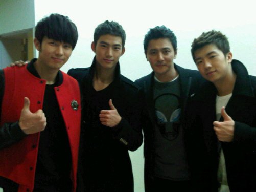 2PM의 멤버 택연(왼쪽에서 두번째)이 2AM멤버 슬옹(맨 왼쪽), 2PM 우영과 함께 장동건과 '인증샷'을 찍었다. 사진제공=택연 트위터