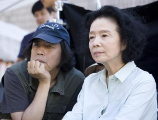 이창동 감독(왼쪽)과 배우 윤정희.