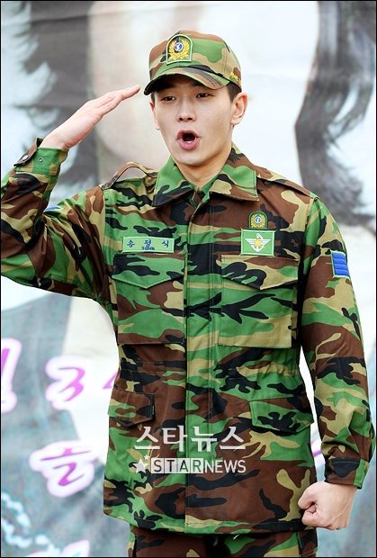 제대한 온주완이 거수경례를 하고있다 ⓒ이명근 기자