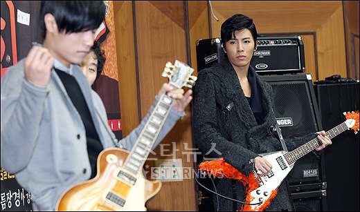 노민우(오른쪽)이 8일 오후 '락락락' 제작발표회에서 기타를 치고 있다 ⓒ사진=양동욱 기자