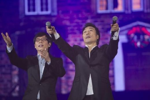 <사진=유재석 이문세, '2010 이문세 더 베스트' 제공>