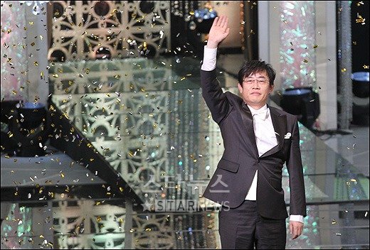 2010 KBS 연예대상 시상식에서 대상을 받은 이경규가 무대에 오르기 전 손을 흔들고 있다 ⓒ사진=양동욱 인터기자