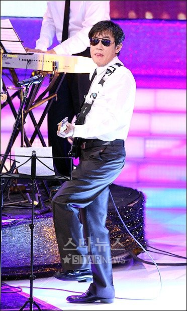 '남격합창단'이 25일 오후 열린 2010 KBS 연예대상 시상식에서 '사랑해서 사랑해서'로 오프닝 무대를 연 가운데 이경규가 기타를 치고 있다 ⓒ사진=양동욱 인턴기자