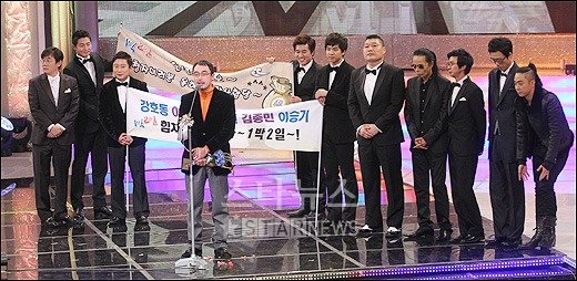 '해피선데이'의 '1박2일', '남자의 자격' 멤버들이 2010 KBS 연예대상에서 시청자가 뽑은 최고프로그램상 수상 직후 무대에 올라 이동희 총괄프로듀서의 수상소감을 듣고 있다 ⓒ사진=양동욱 인턴기자